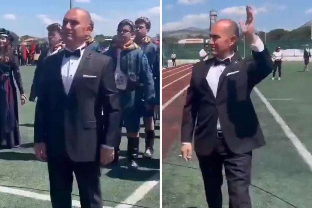 Atatürk'e benzeyen kişiye resmi törende halkı selamlattılar