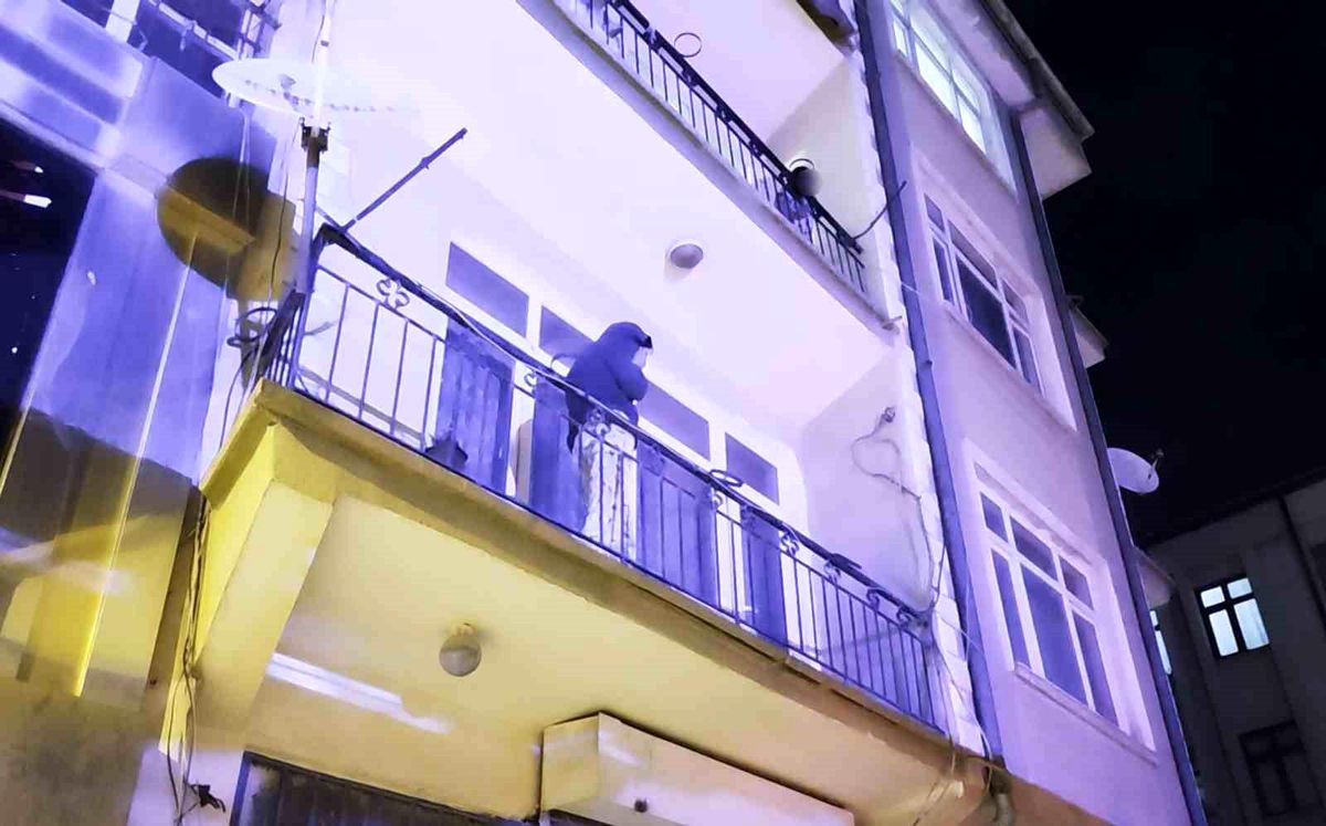 Ayrıldığı erkek arkadaşı evi bastı, kadın alt katın balkonuna atladı