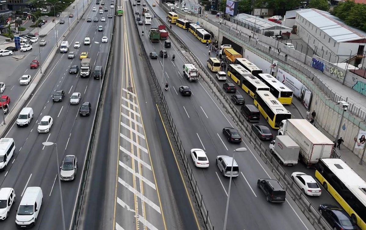 Bahçelievler'de İETT Otobüsü arızalandı, trafik nedeniyle vatandaş yol ortasında otobüs bekledi