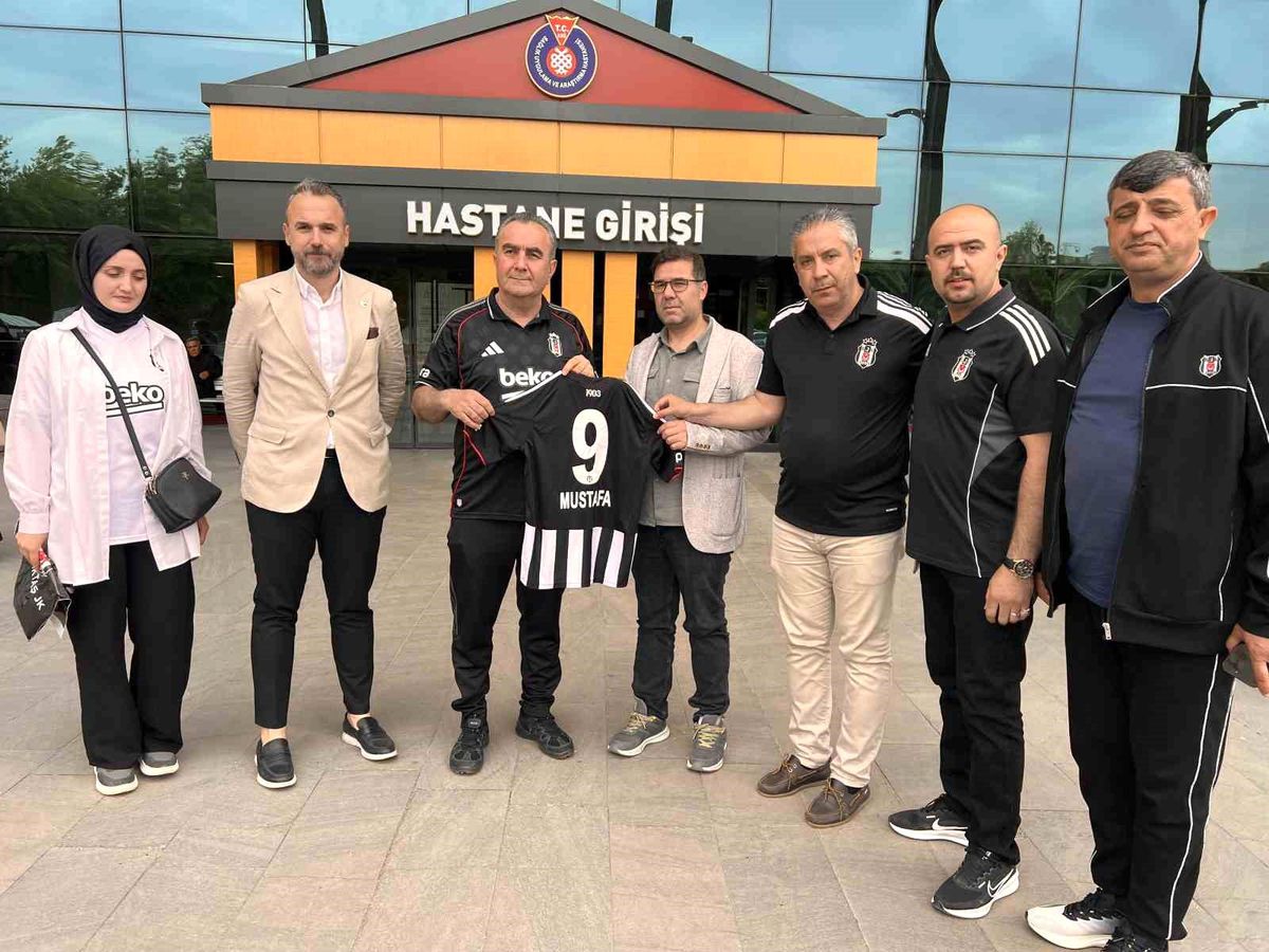 Beşiktaşlılardan saldırıda yaralanan öğrenci Mustafa Aslan'a anlamlı ziyaret