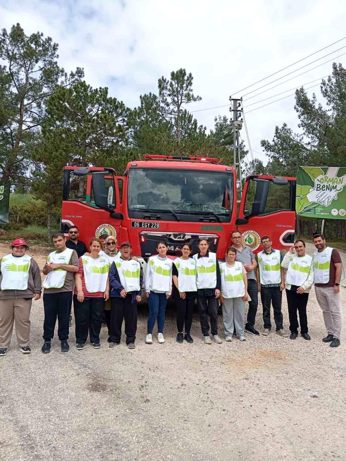 Bilecik'te gençler ormanda çöp toplayarak doğaya nefes oldu