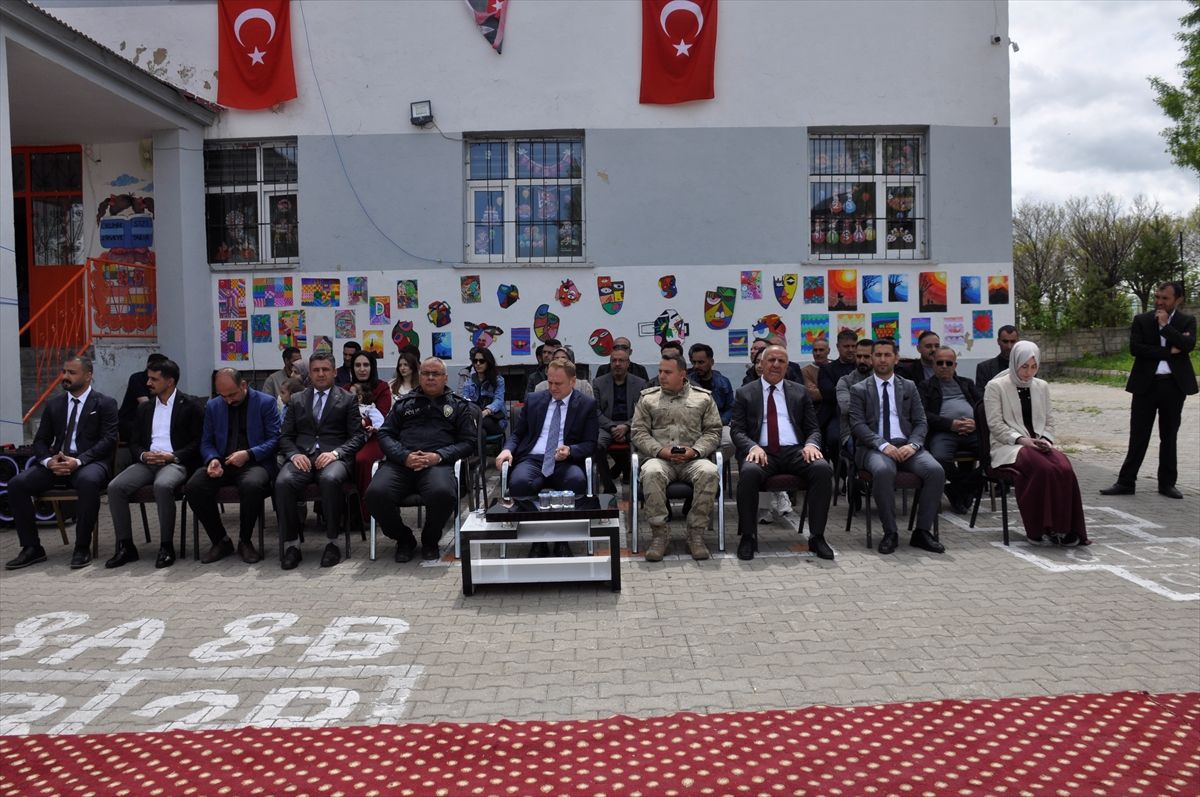 Bulanık'ta "TÜBİTAK 4006 Bilim Fuarı" açıldı