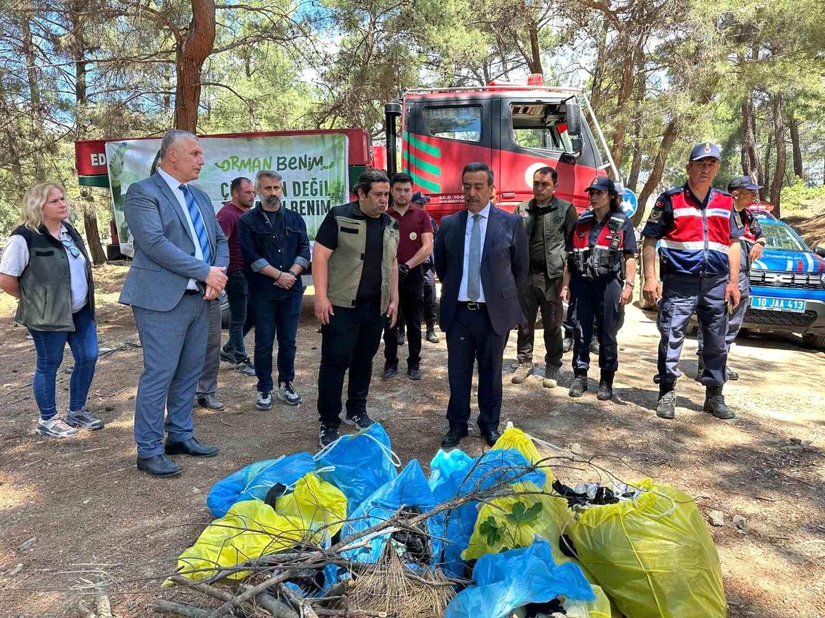 Burhaniye'de orman yangınlarına karşı ormanda çöp toplama etkinliği yapıldı
