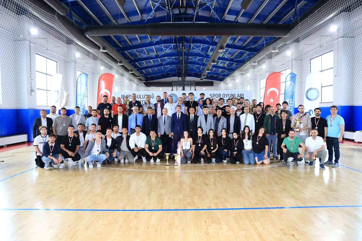 BUÜ Spor Oyunları'nda şampiyonlar kürsüye çıktı