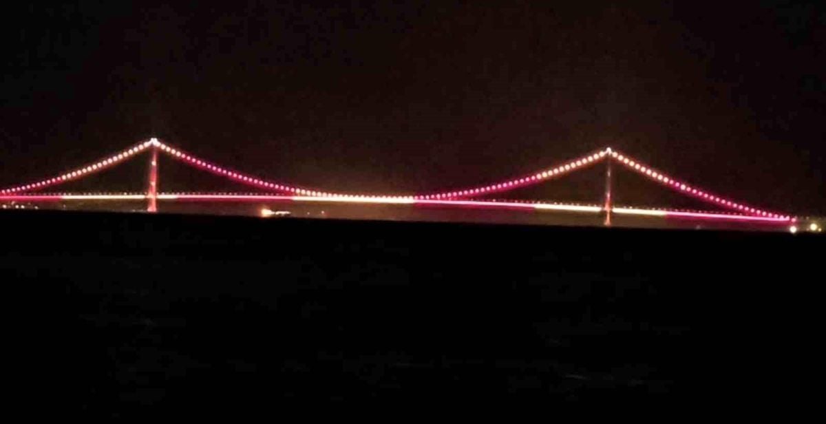 Galatasaray'ın 26. şampiyonluğuna Çanakkale Köprüsü'nden ışıklı kutlama