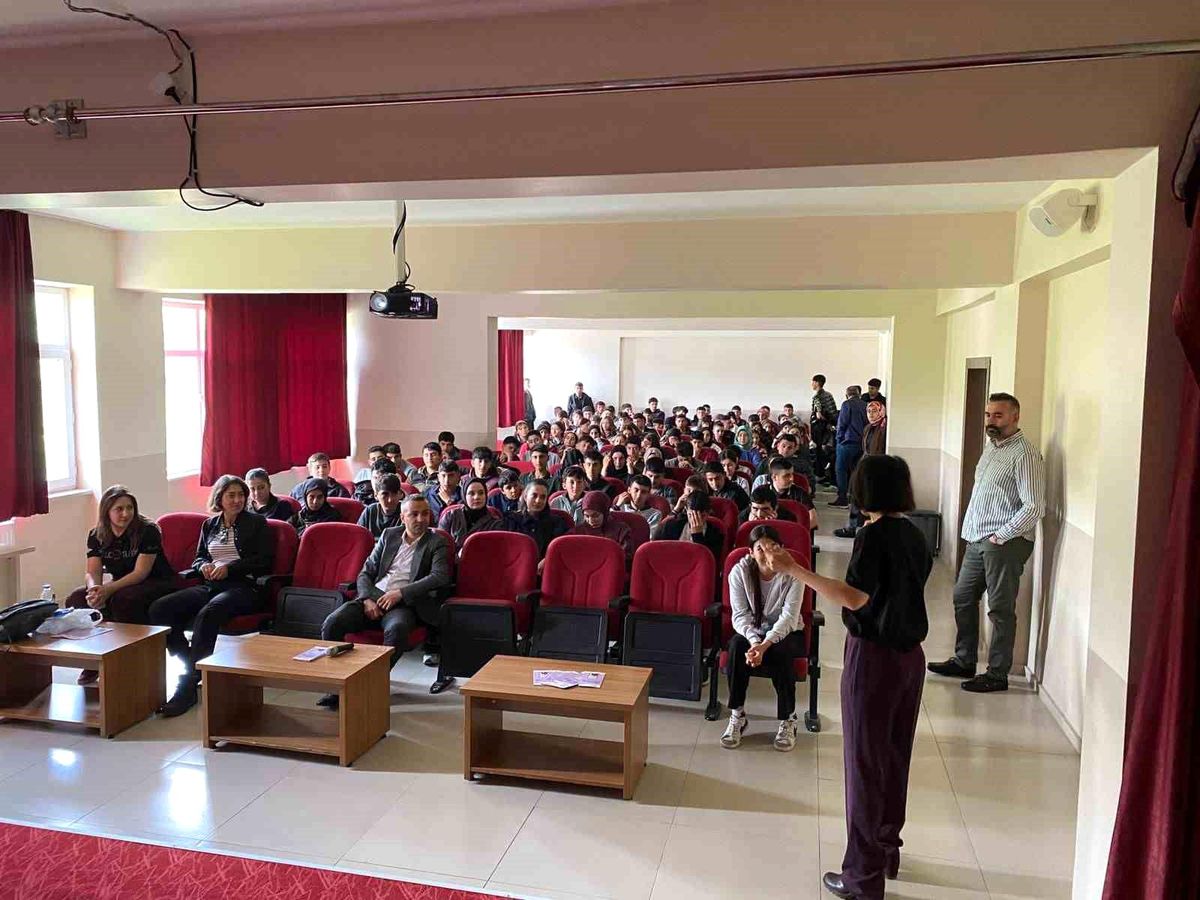 Çemişgezek'te akran zorbalığına karşı bilinçlendirme eğitimi