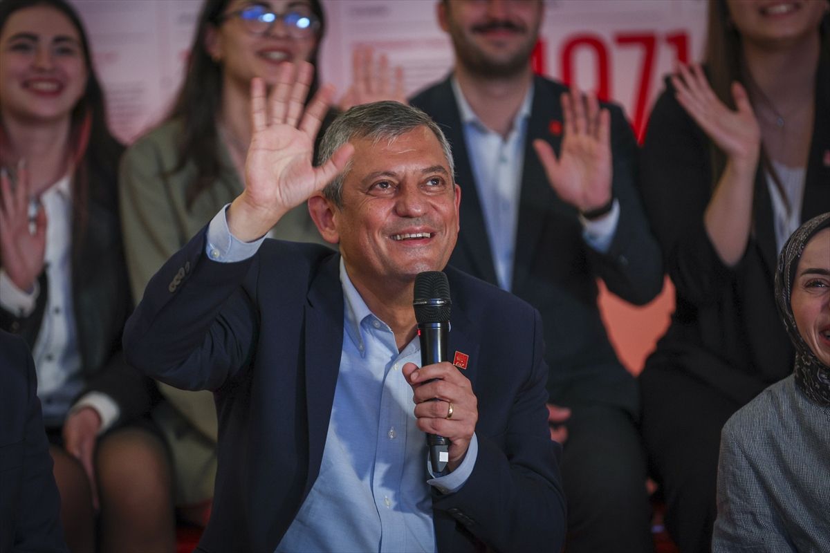 CHP Genel Başkanı Özel, yurt dışında yaşayan gençlerle görüştü
