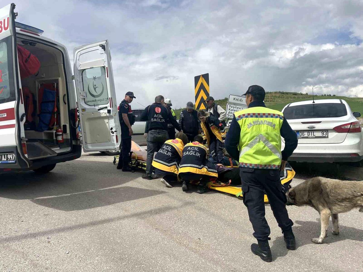 Çorum'da iki otomobil çarpıştı: 2 yaralı