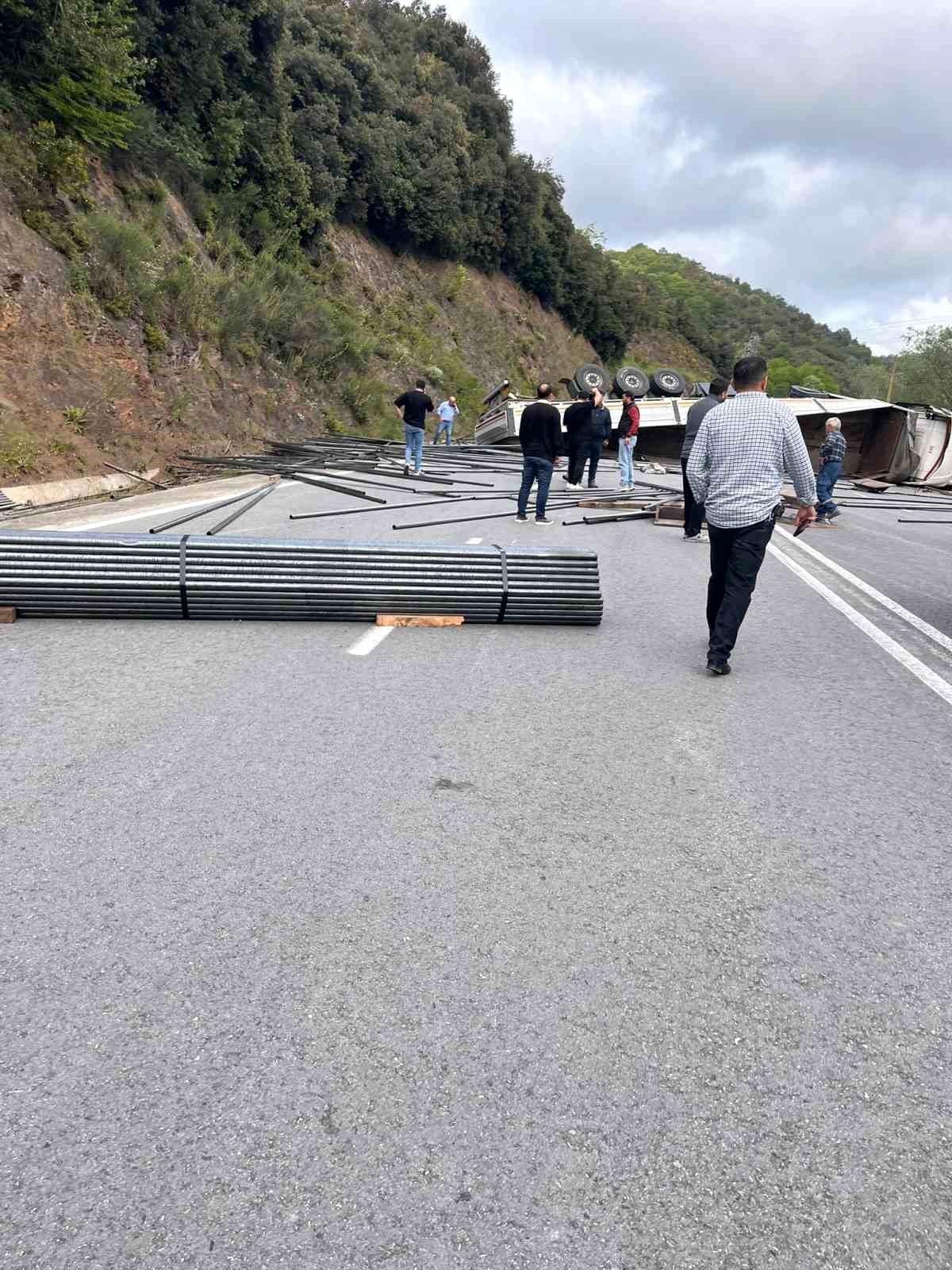 Çubuk demir yüklü tır devrildi, OSB yolu trafiğe kapandı