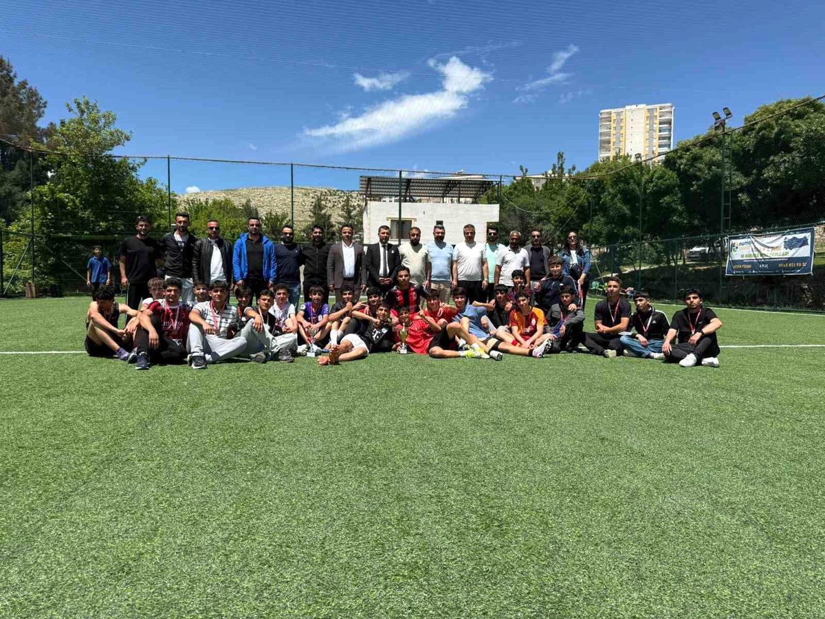 Diyarbakır'da "Maarifin Kalbinde Marifetli Gençlik" temasıyla futbol turnuvası düzenlendi