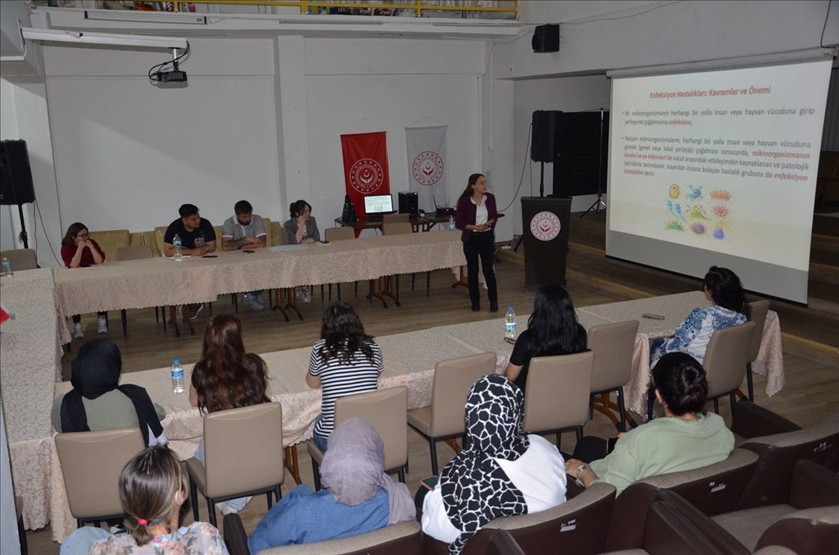 Edirne'de Aile ve Sosyal Hizmetler personeline enfeksiyon eğitimi verildi