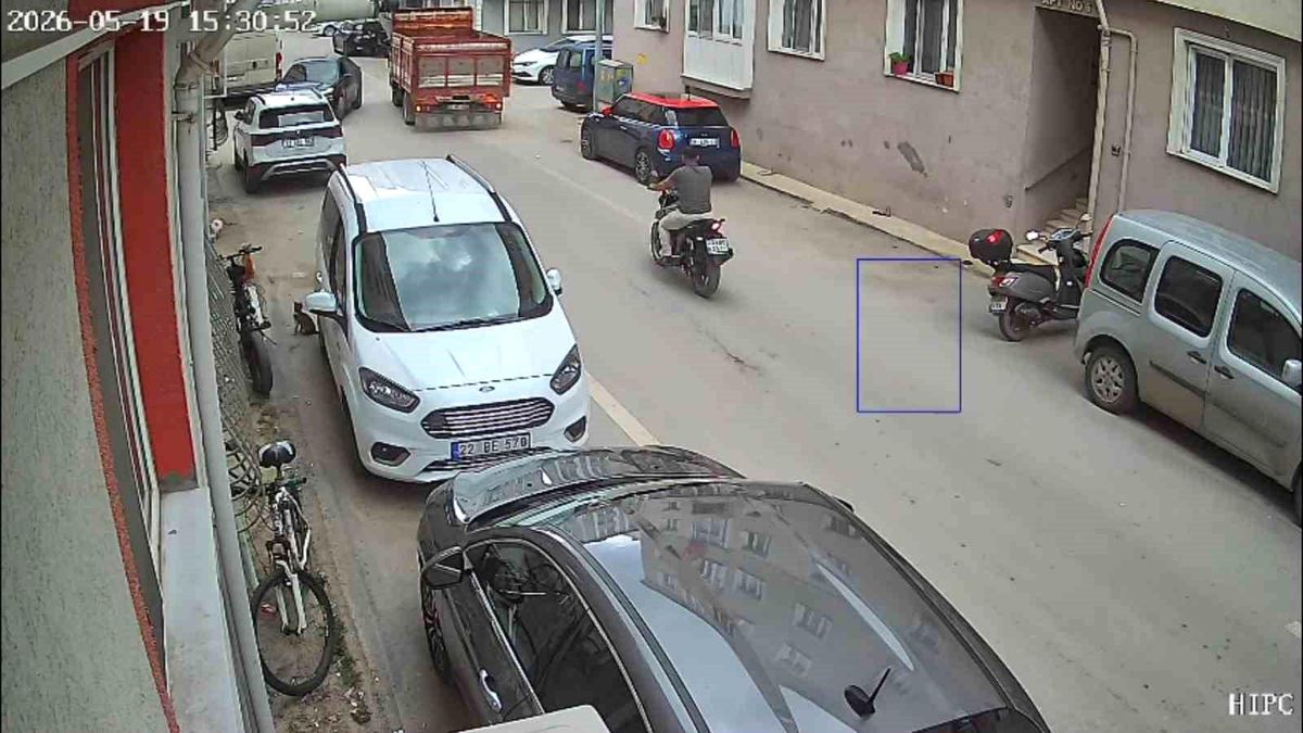 Edirne'de aynı sokakta yarım saat arayla iki kaza kameralara yansıdı