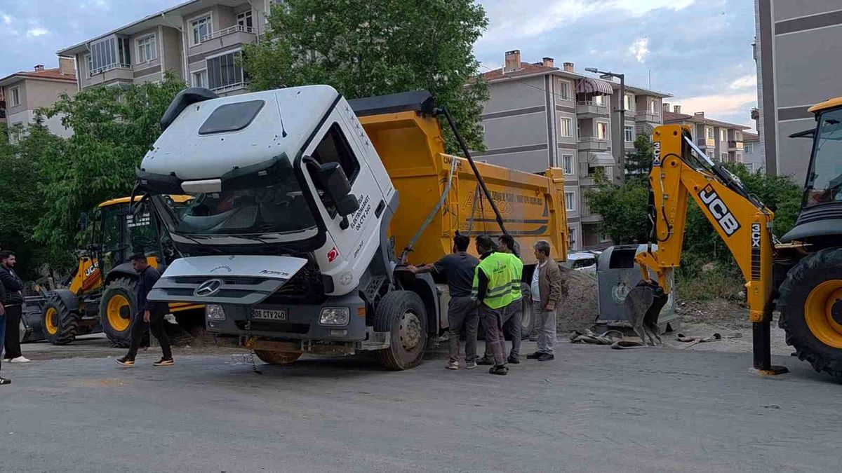 Edirne'de yüklü hafriyat kamyonu damperini kaldırınca devrildi