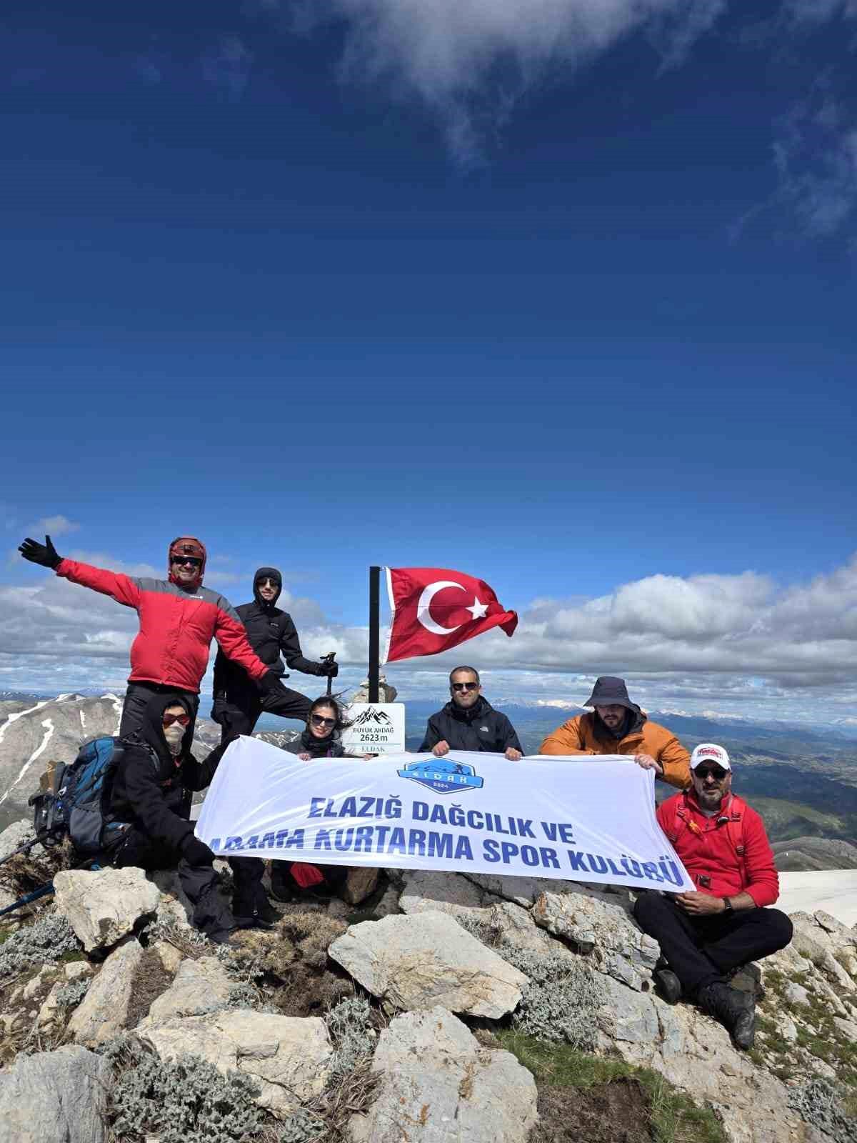 Elazığ'ın en yüksek zirvesinde anlamlı 19 Mayıs tırmanışı