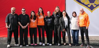 Eski milli voleybolcu Meryem Boz, Eskişehir'de kadın hükümlü ve tutuklularla bir araya geldi