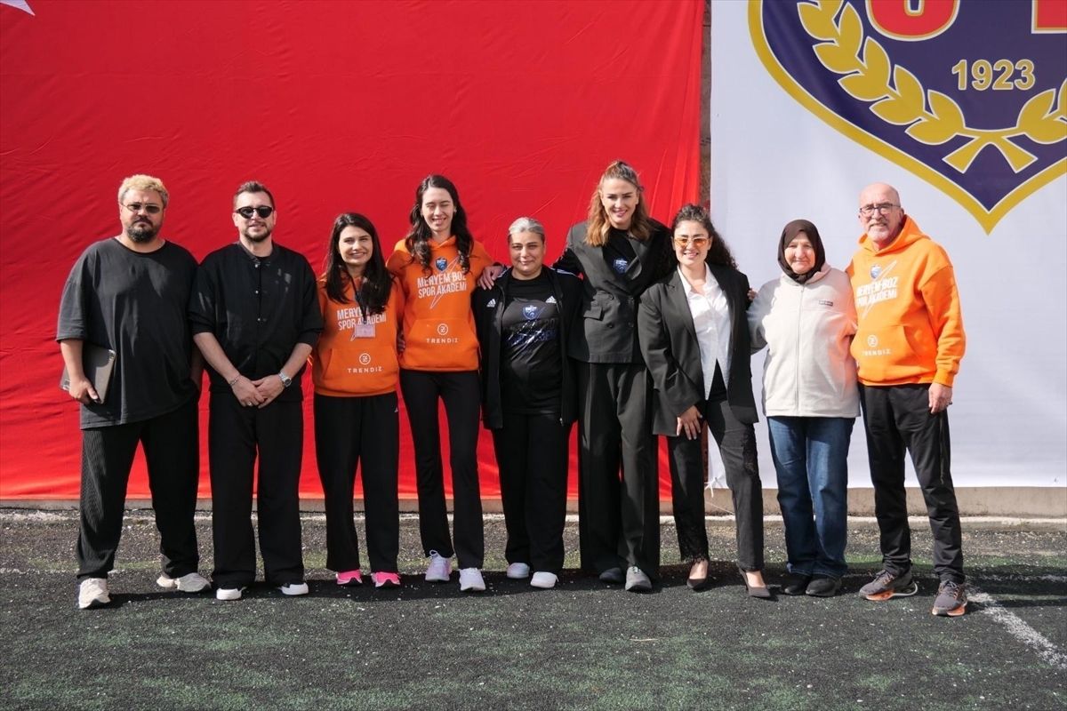 Eski milli voleybolcu Meryem Boz, Eskişehir'de kadın hükümlü ve tutuklularla bir araya geldi