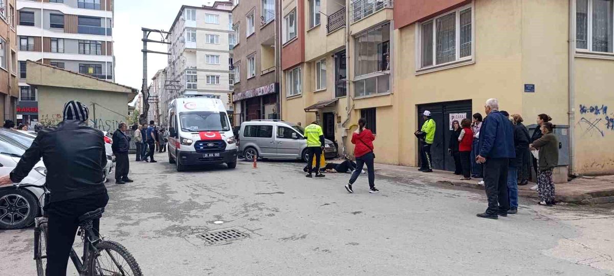 Eskişehir'de araç yayalara çarptı: 2'si ağır 3 yaralı