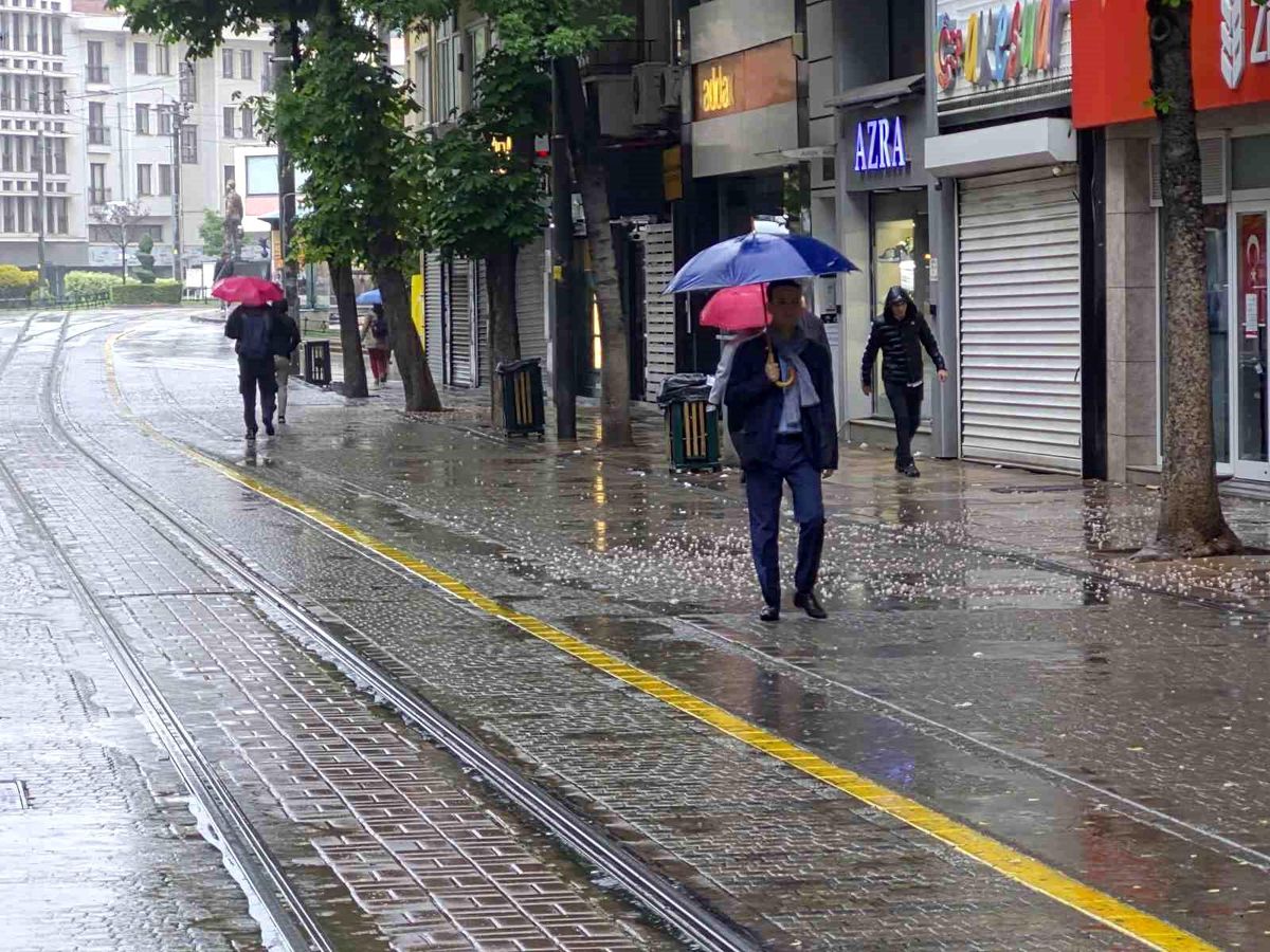 Eskişehir güne yağmurlu başladı