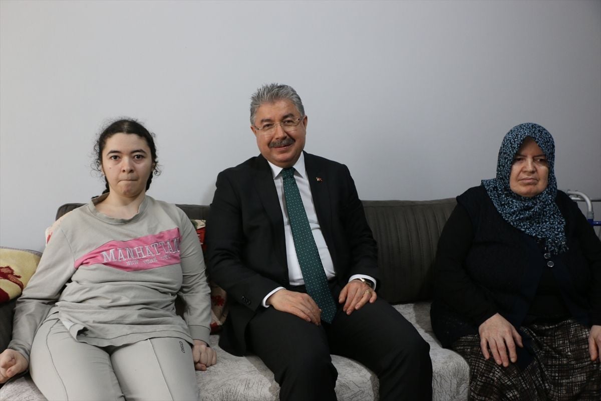 Eskişehir Valisi Yılmaz, engelli aileyi ziyaret etti