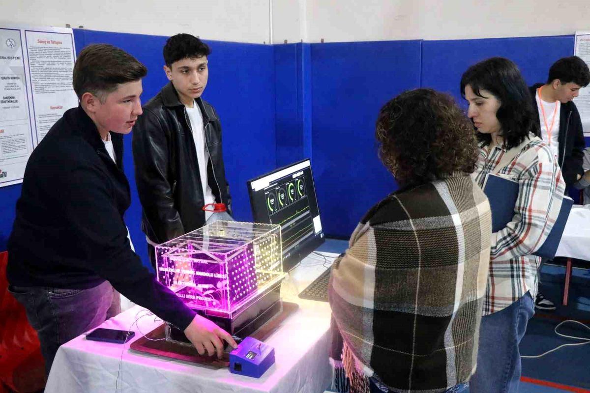 Geleceğin bilim insanları projelerini kendi okulunda sergiledi