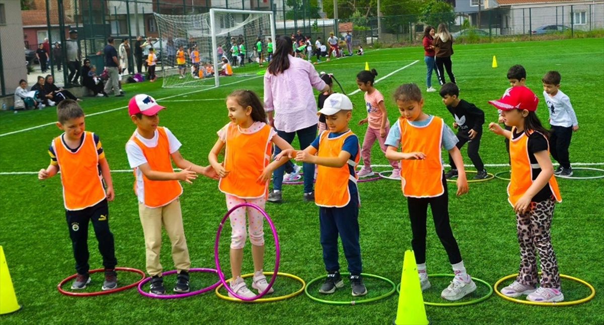 Gelibolu'da Geleneksel Çocuk Oyunları Şenliği düzenlendi