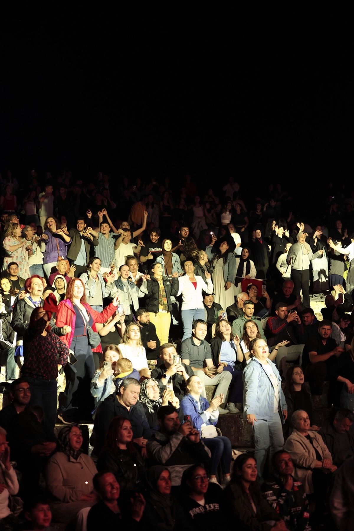 Gökçeada'da şarkıcı Deniz Seki konser verdi