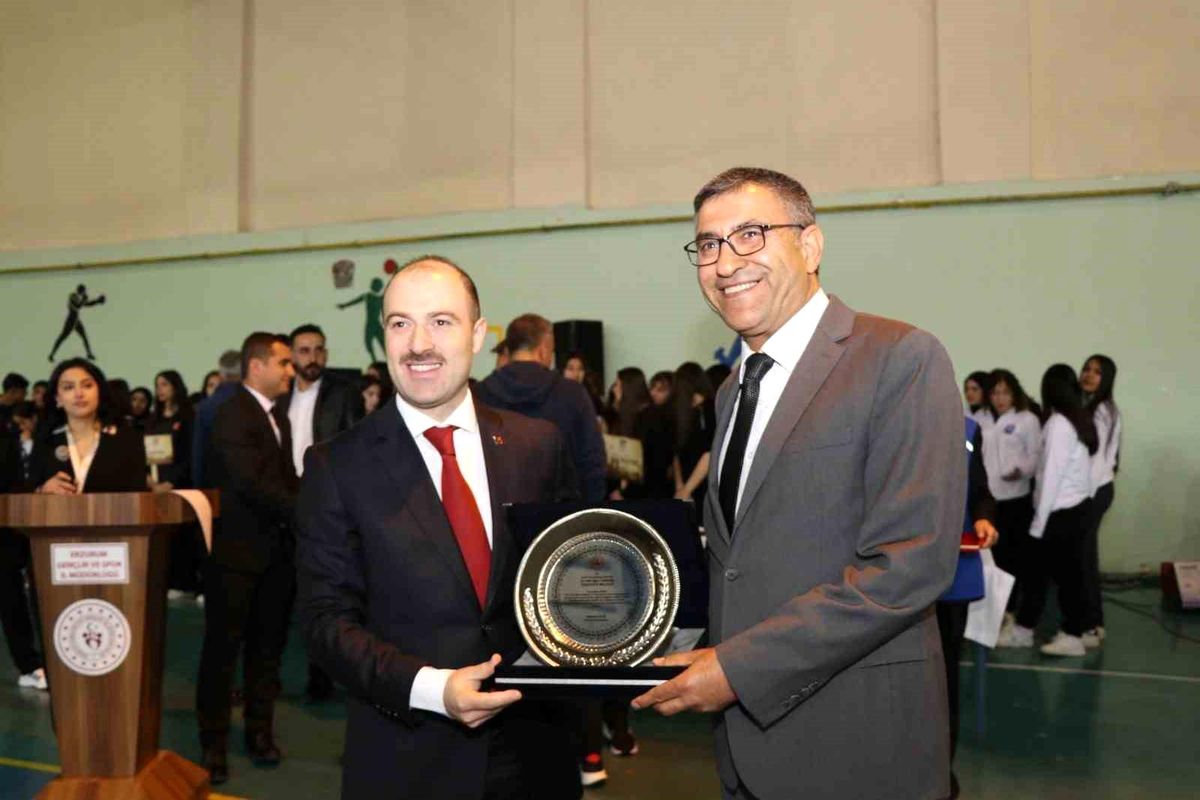 Hasan Oğuz'a anlamlı plaket