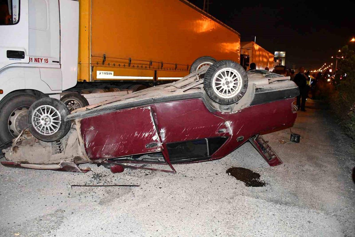 Hatay'da takla atan otomobildeki 1'i ağır 3 kişi yaralandı