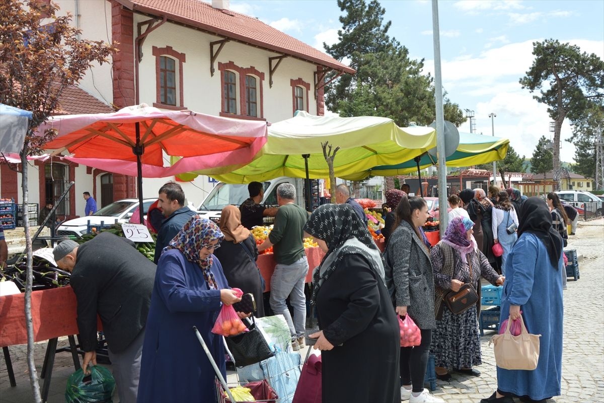 Havza'da yaş meyve sebze satıcısı halka destek için yarı fiyatına satış yaptı