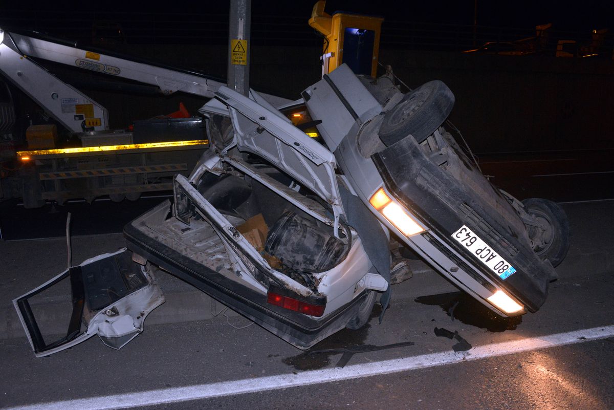 İkiye katlanan otomobilden yaralı çıktılar