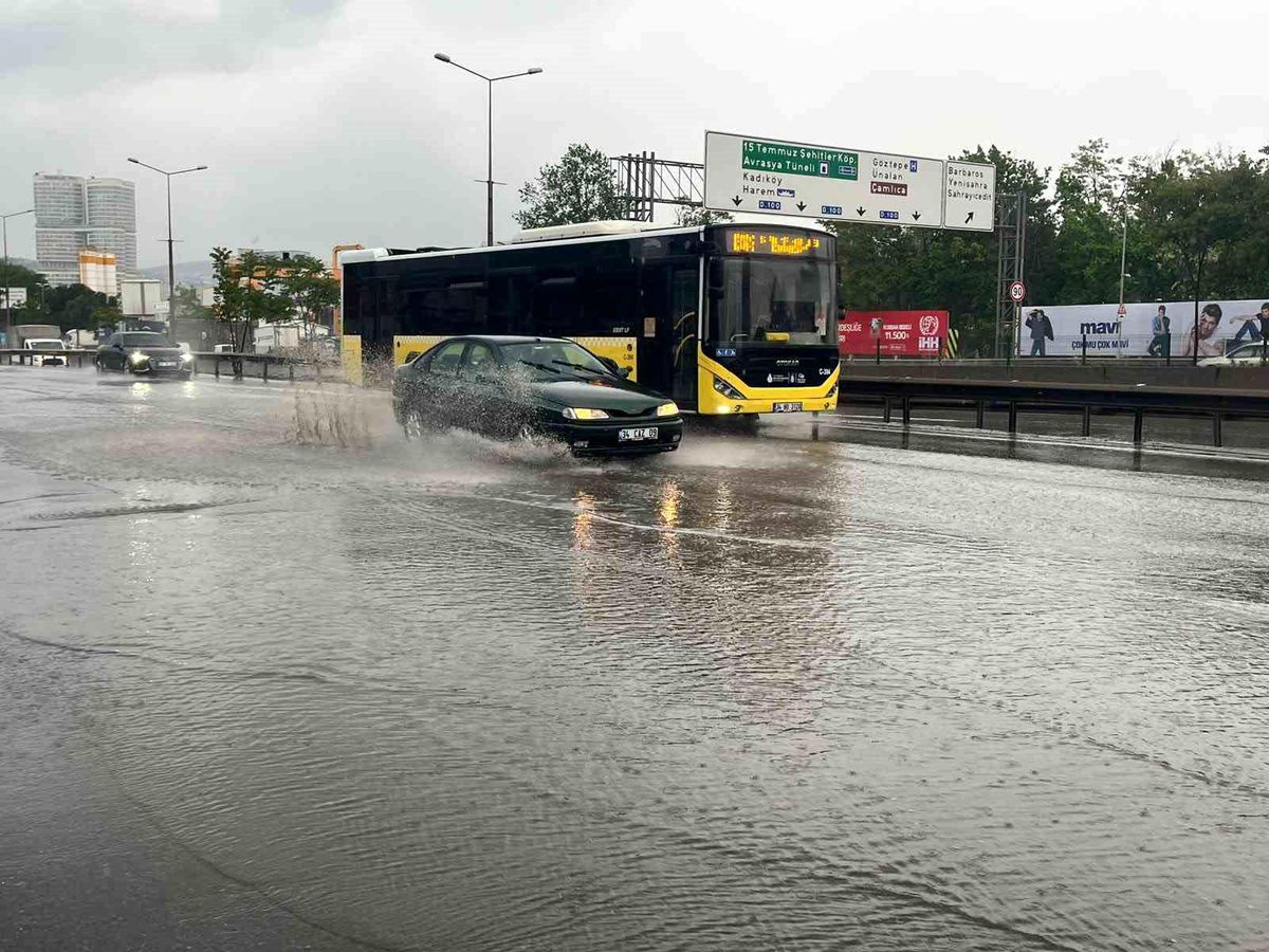 İstanbul'da sağanak etkisini göstermeye başladı: Yollar göle döndü