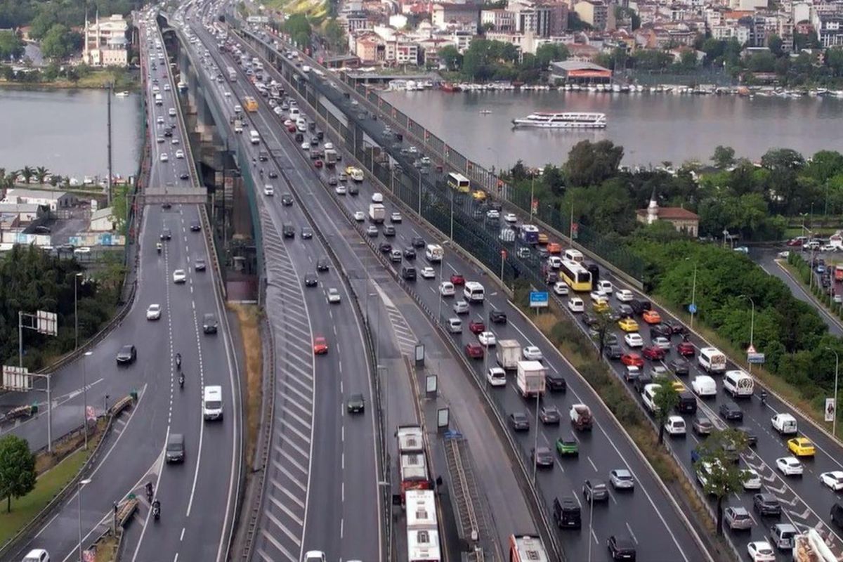 İstanbul'da yağmur trafiği felç etti: Yoğunluk yüzde 85