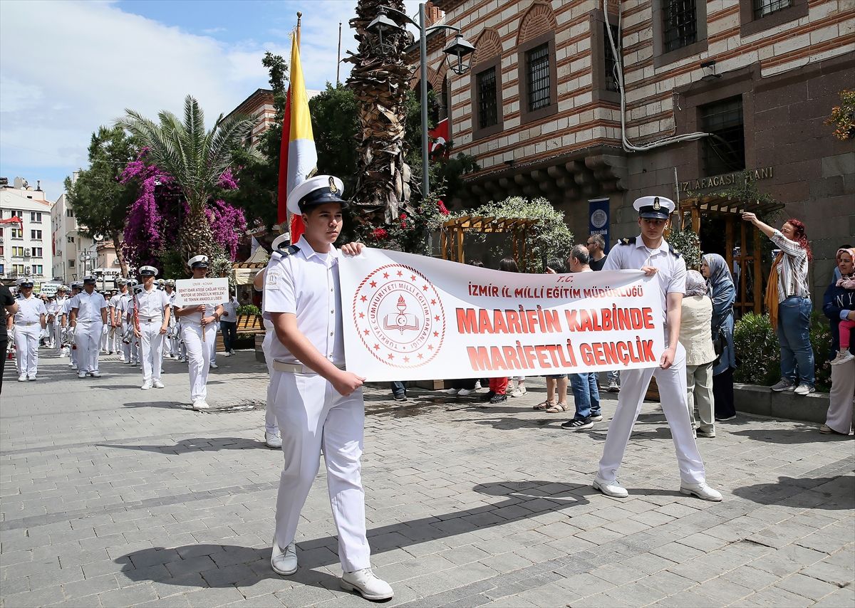 İzmir'de mesleki eğitime dikkat çekmek için yürüyüş düzenlendi