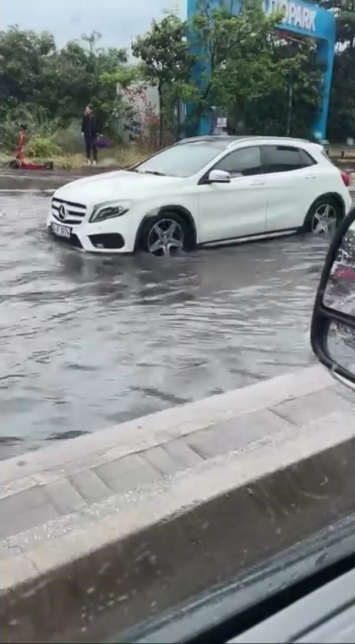 Kadıköy'de yağmur etkili oluyor; yollar göle döndü