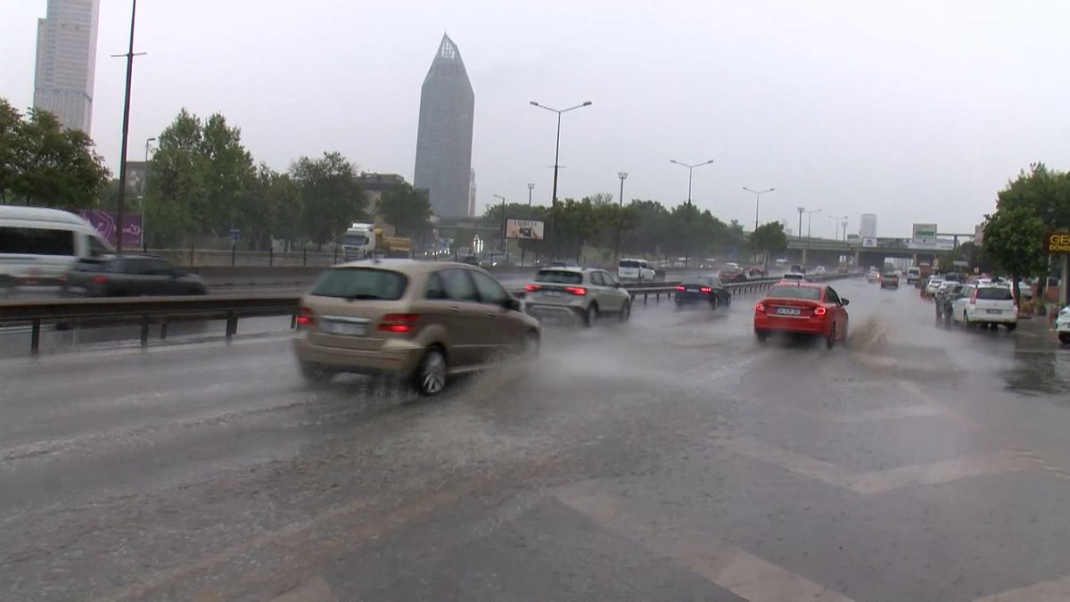 Kadıköy'de yağmur etkili oluyor; yollar göle döndü