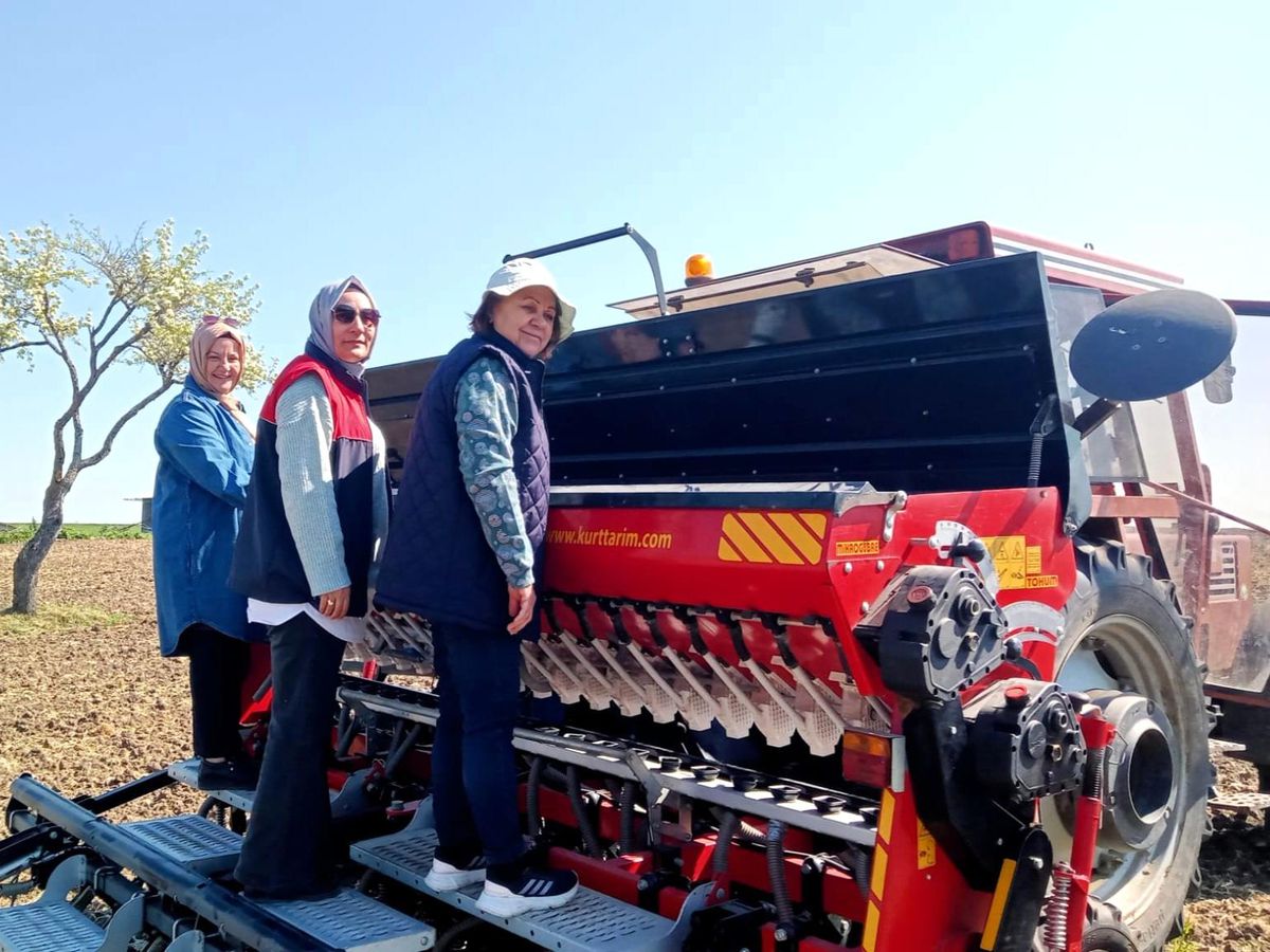 Kadın üreticiler fasulye tohumlarını toprakla buluşturdu