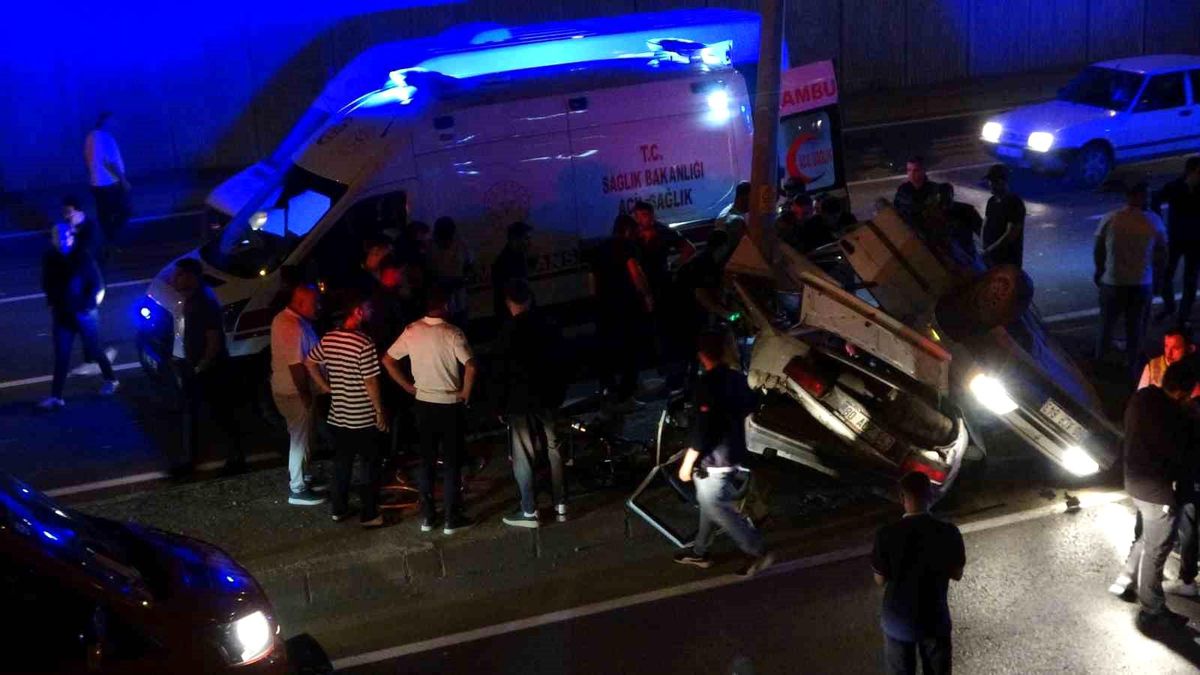 Kahramanmaraş'ta otomobil direğe çarptı: 1'i ağır 3 yaralı