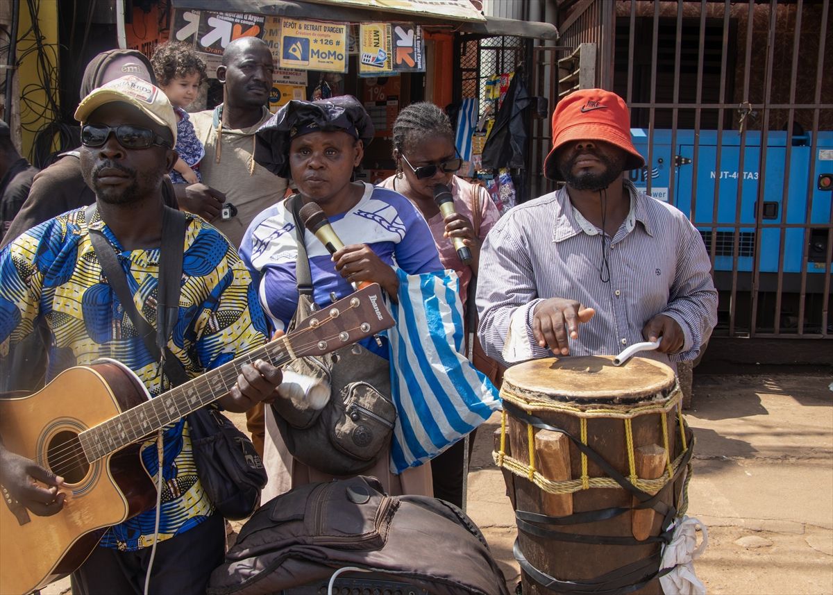 Kamerun'da görme engelli sanatçılar hem yaşam mücadelesi veriyor hem de insanlara umut oluyor