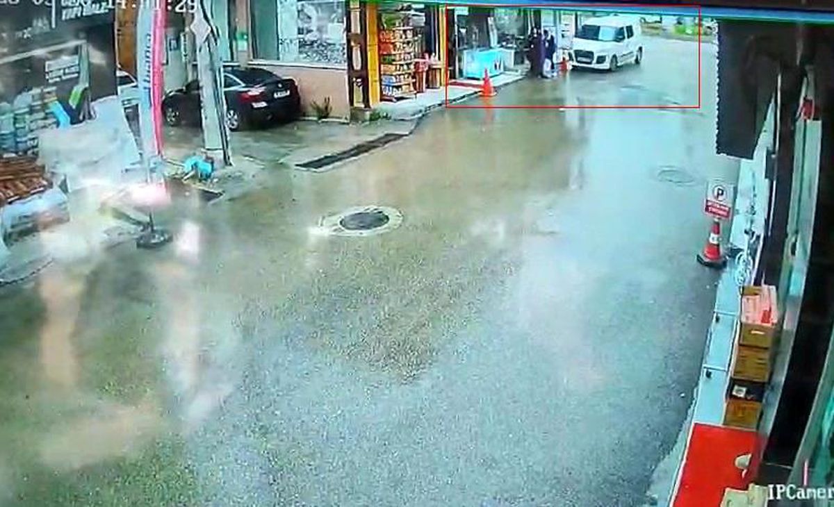 Kamyonet yayaların arasına daldı, o anlar kameraya yansıdı