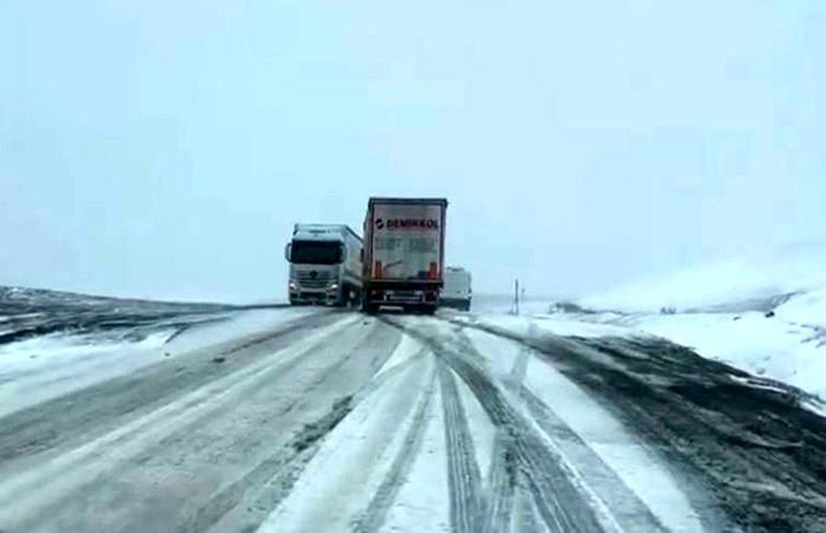 Kar ve tipi bastırdı, araçlar yolda kaldı