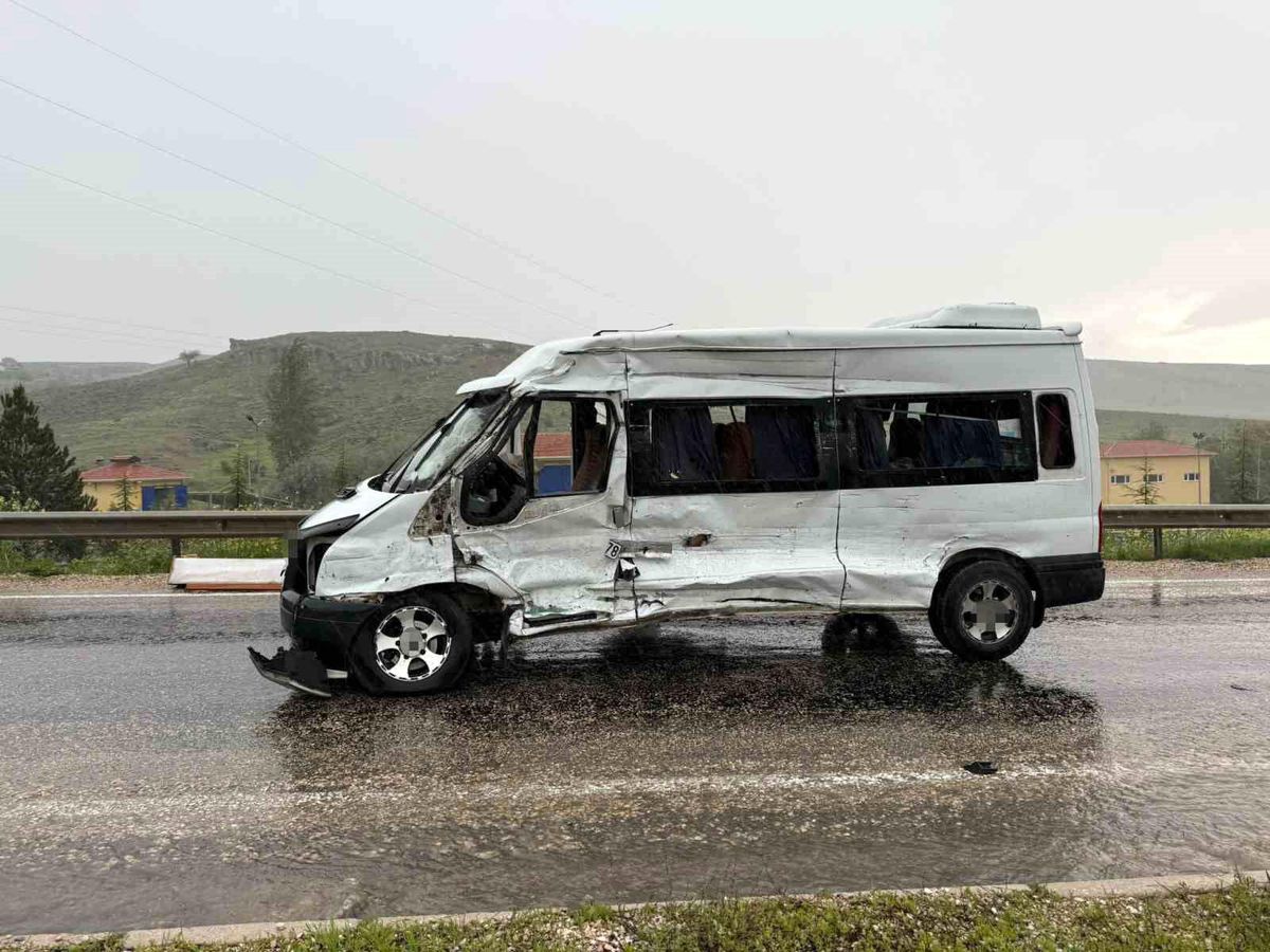 Karşı şeride geçti, 10 kişinin bulunduğu minibüsle çarpıştı: 11 yaralı