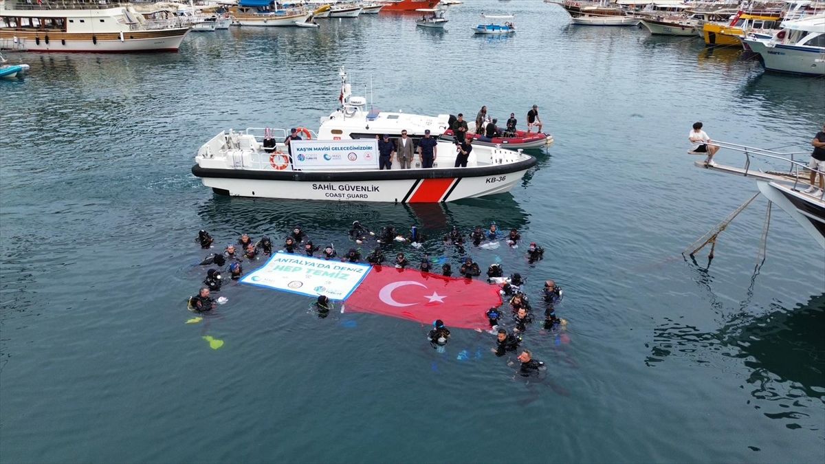 Kaş'ta deniz dibi temizliği yapıldı