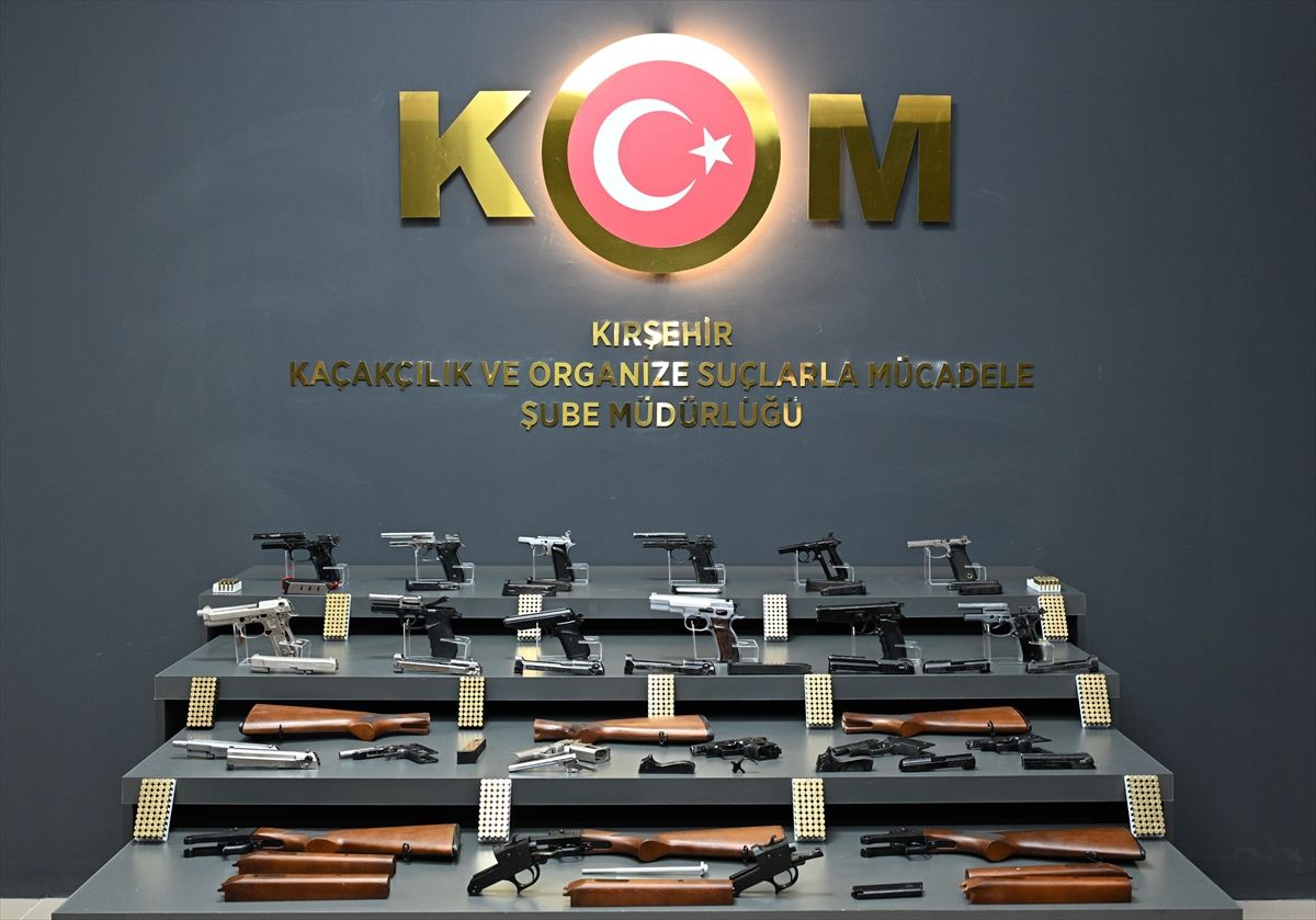 Kırşehir'de ruhsatsız tabanca, tüfek ve tabanca parçaları ile çok sayıda fişek ele geçirildi