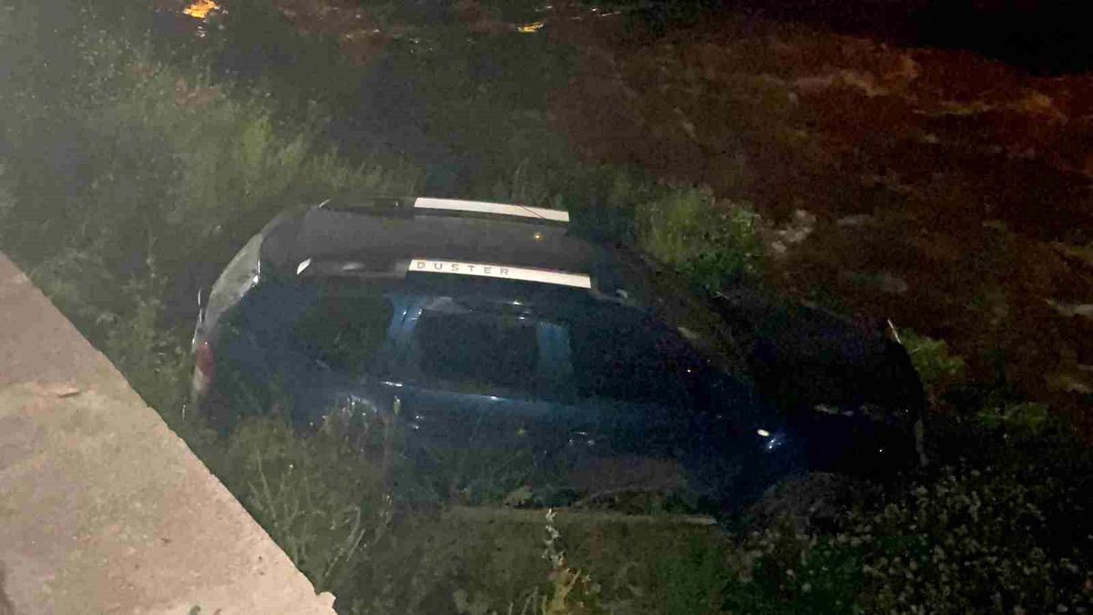 Kontrolden çıkan araç dereye uçtu, kaza sonrası sürücü kaçtı