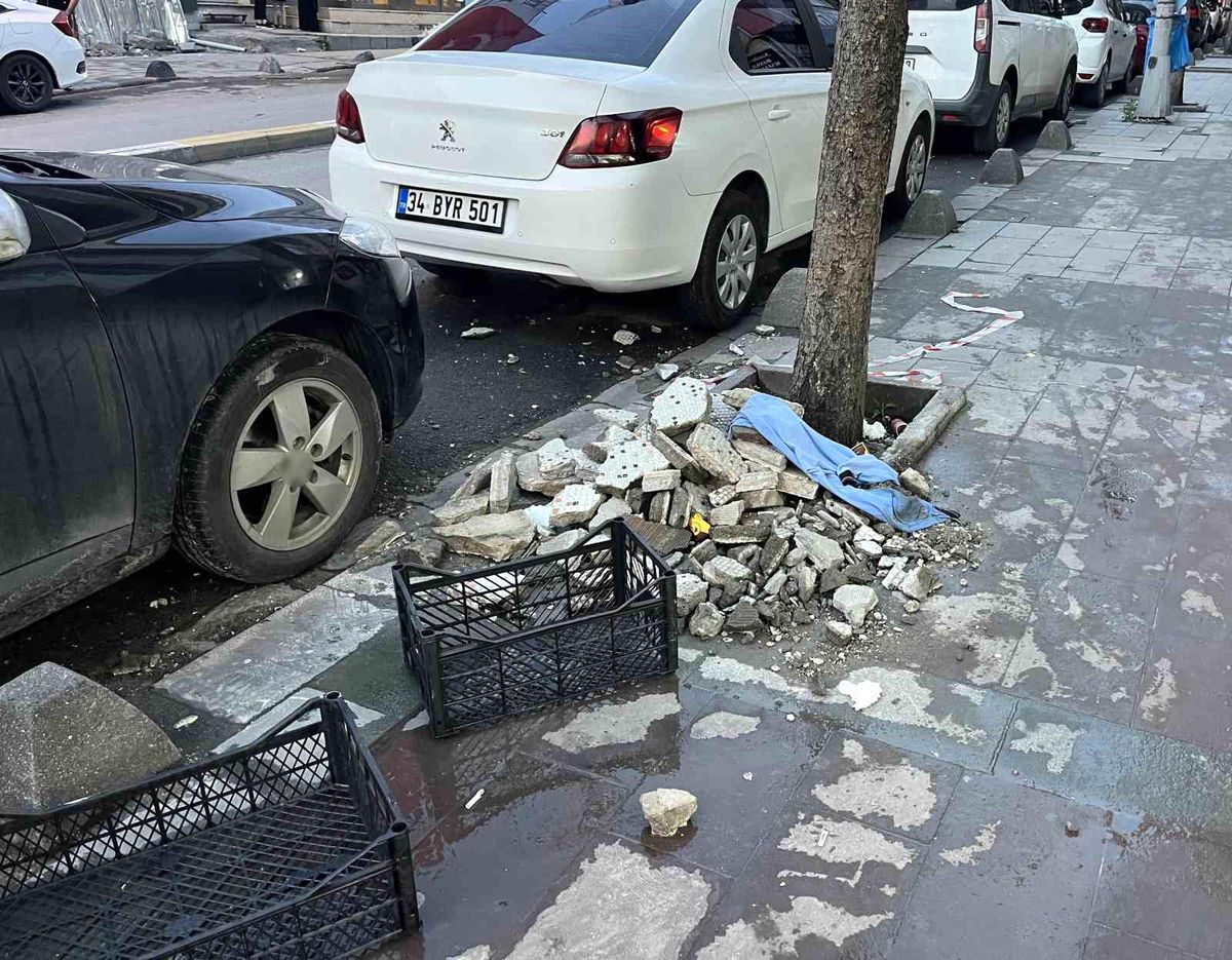 Küçükçekmece'de binanın dış yüzeyinden düşen parçalar güvenlik kamerasında
