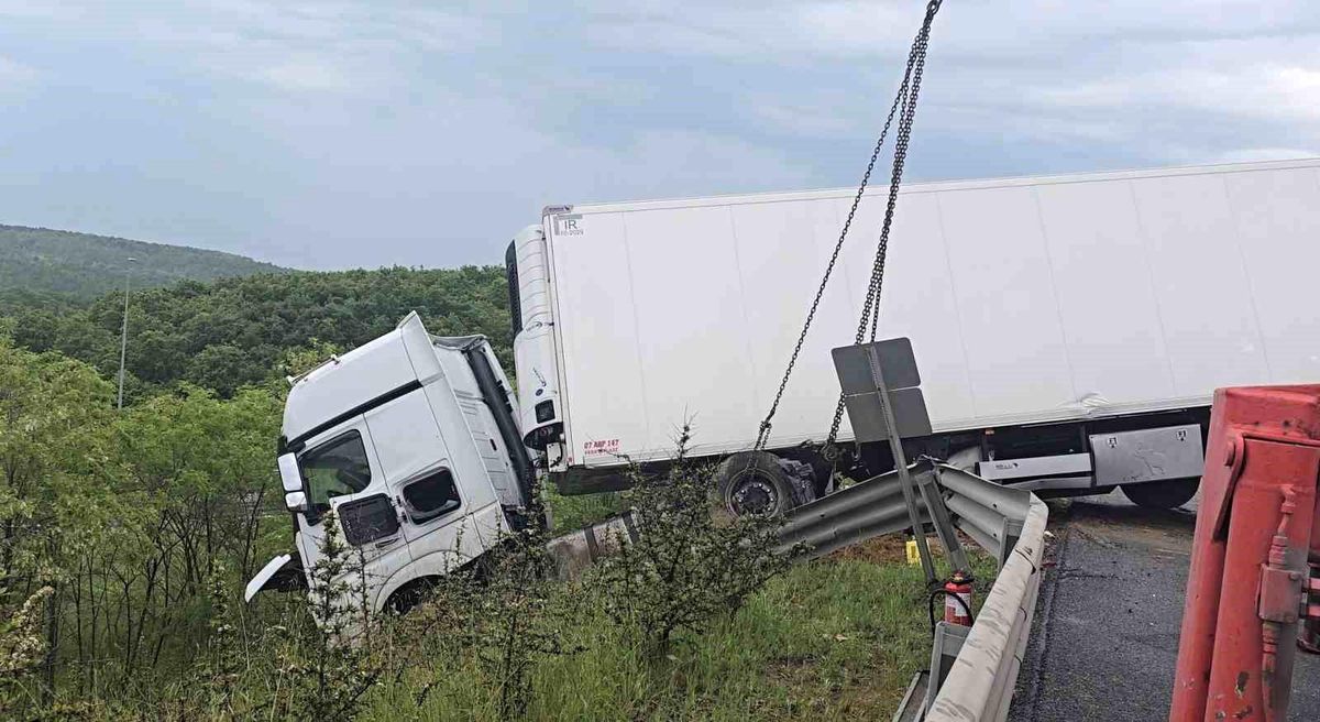 Kuzey Marmara'da otomobilin çarptığı tır bariyerleri aşıp yoldan çıktı