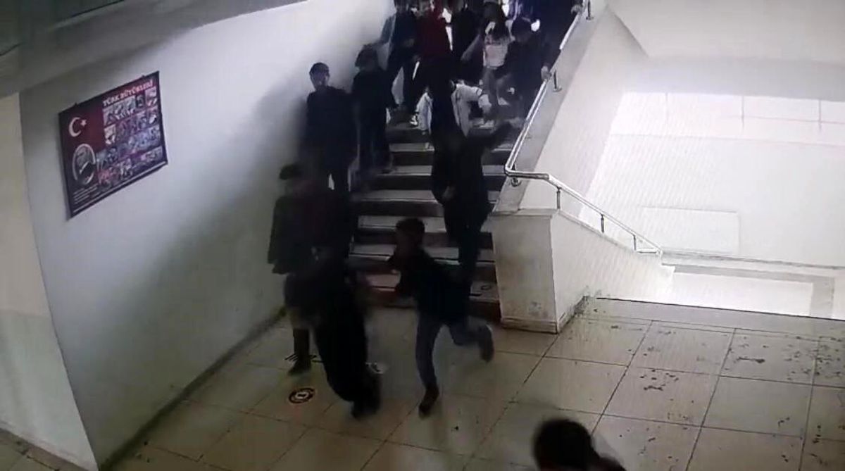 Malatya'da okuldaki deprem paniği kamerada