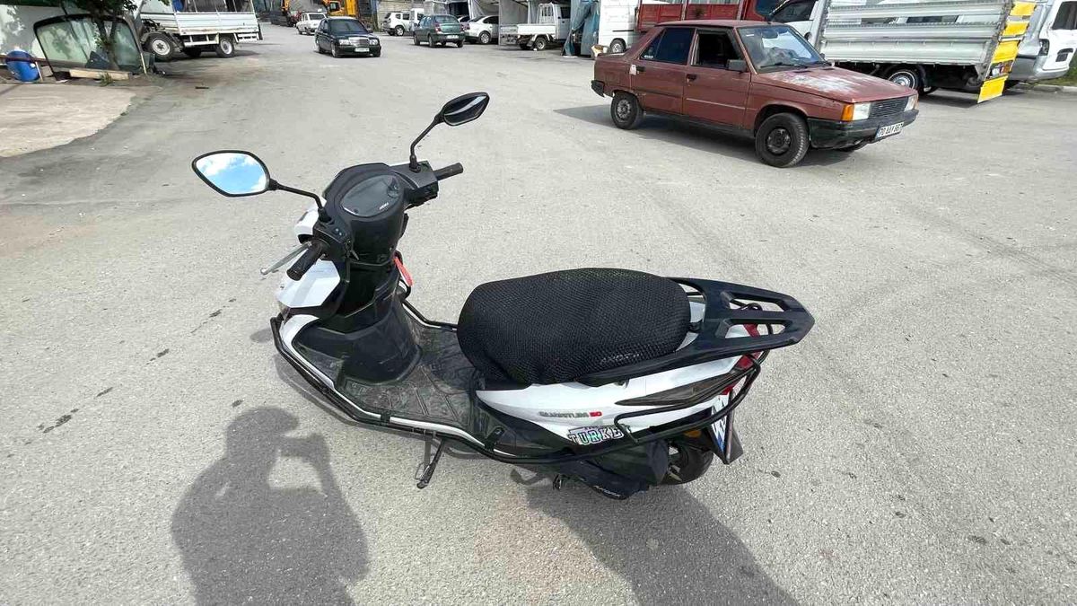 Motosiklet sürücüsünün yaralandığı kaza kameraya yansıdı