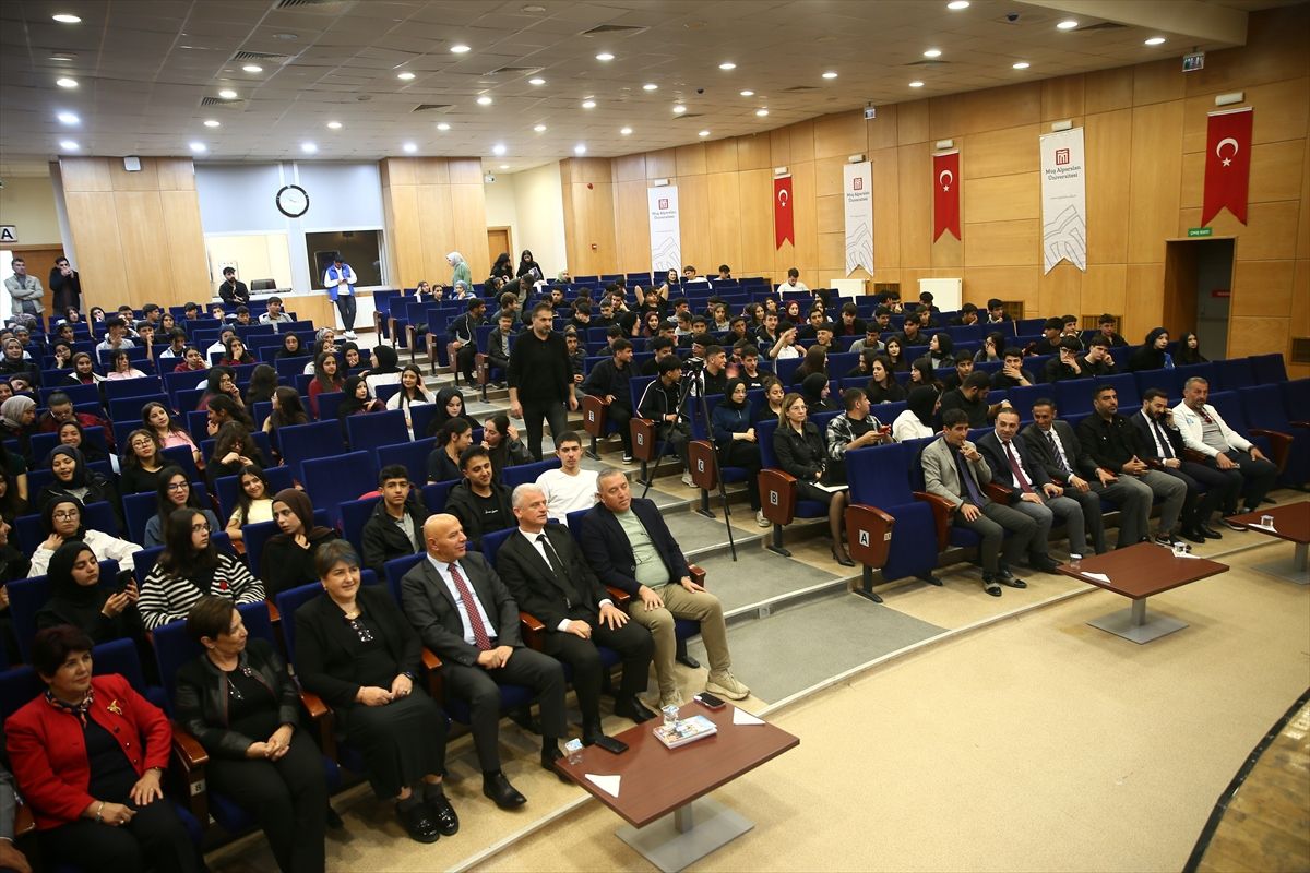 Muş'ta '7 Bölge 7 Çözüm Muş Ulusal Gençlik Zirvesi' yapıldı