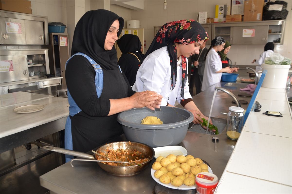 Muş'ta 'Anne Kız Birlikte Mutfakta Yemek Yarışması' yapıldı